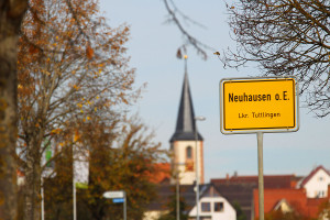 Gemeinde Neuhausen ob Eck mit Kirchturm und Ortsschild