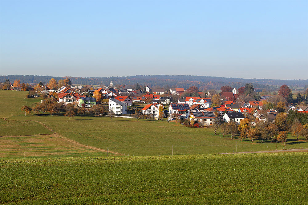 Teilgemeinde Schwandorf mit Kirchturm und Neubaugebiet