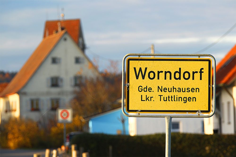 Teilgemeinde Worndorf mit Kirchturm und Ortsschild