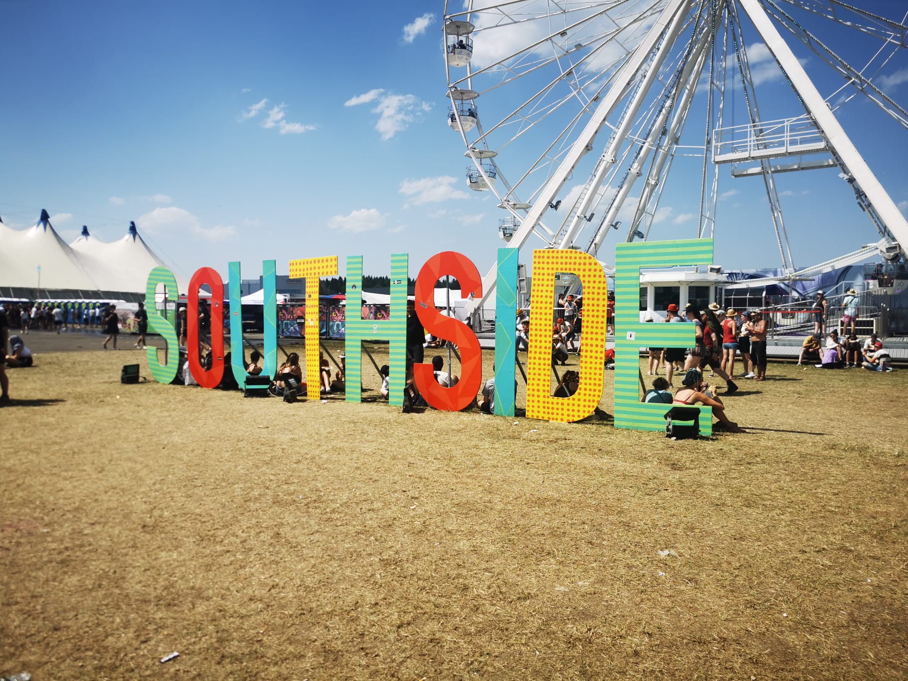 Schriftzug des Musikfestivals Southside in der Gemeinde Neuhausen ob Eck in großen Buchstaben auf dem Boden stehend