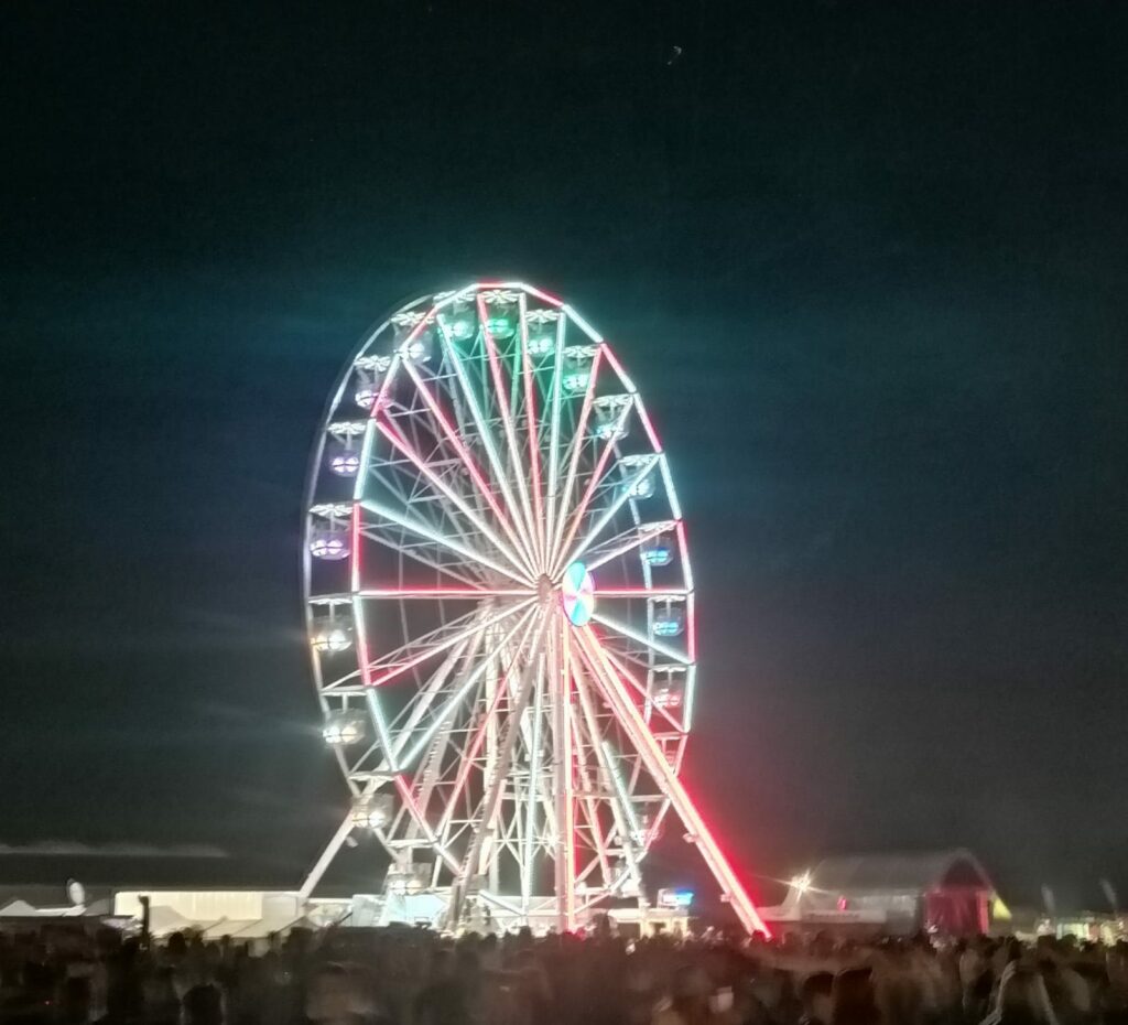 Riesenrad bei Nacht. Bunt beleuchtet. Musikfestival Southside in der Gemeinde Neuhausen ob Eck